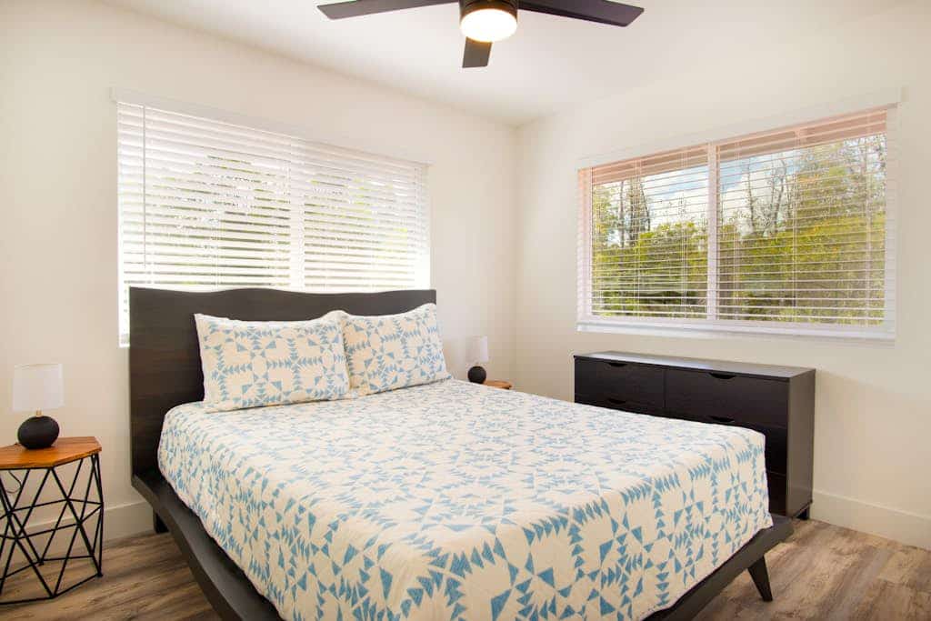 Newly-built dog-friendly home with large yard, shaded patio, & washer/dryer