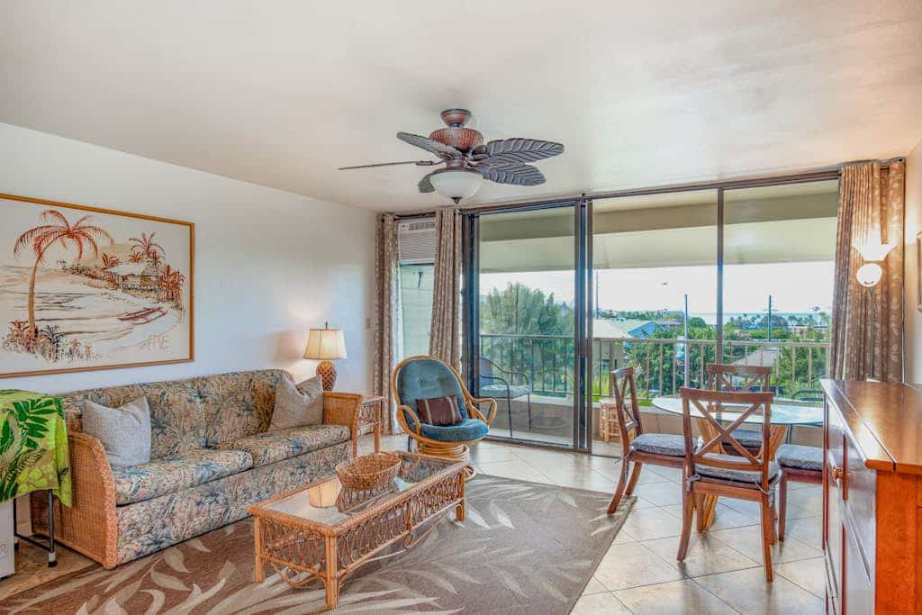 Third-floor condo in town with ocean view, lanai & pool - walkable to restaurants and markets!