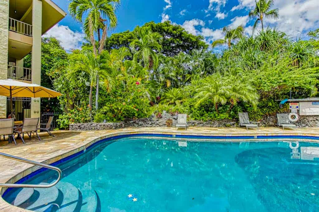 Third-floor condo in town with ocean view, lanai & pool - walkable to restaurants and markets!