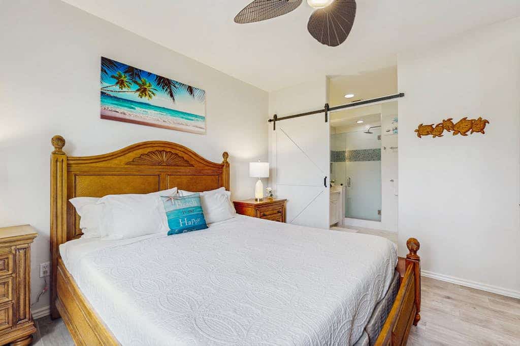 Updated Ground-Floor Condo on Golf Course with a Shared Pool, Gym, & Fast WiFi