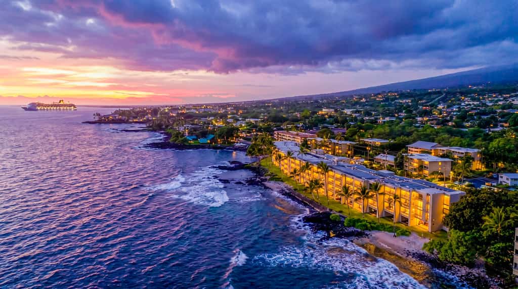 Kona Bali Kai Studio Condo w/Pool, Spa, AC, & WIFI - Steps to Banyan Surf Beach