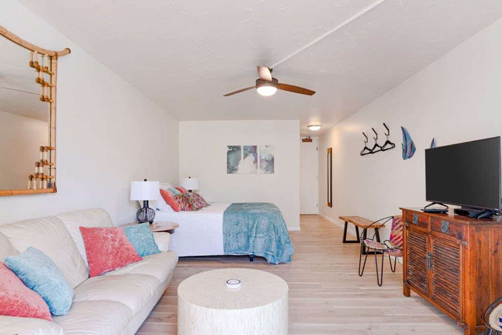 Remodeled & private studio with WiFi, balcony, & shared pool/hot tub/gas grills