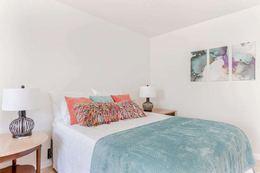 Remodeled & private studio with WiFi, balcony, & shared pool/hot tub/gas grills