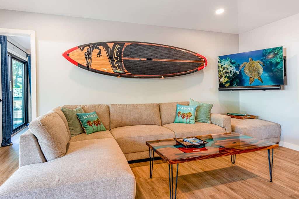 Modern bungalow with lanai, grill & outdoor shower - steps to Keauhou Bay