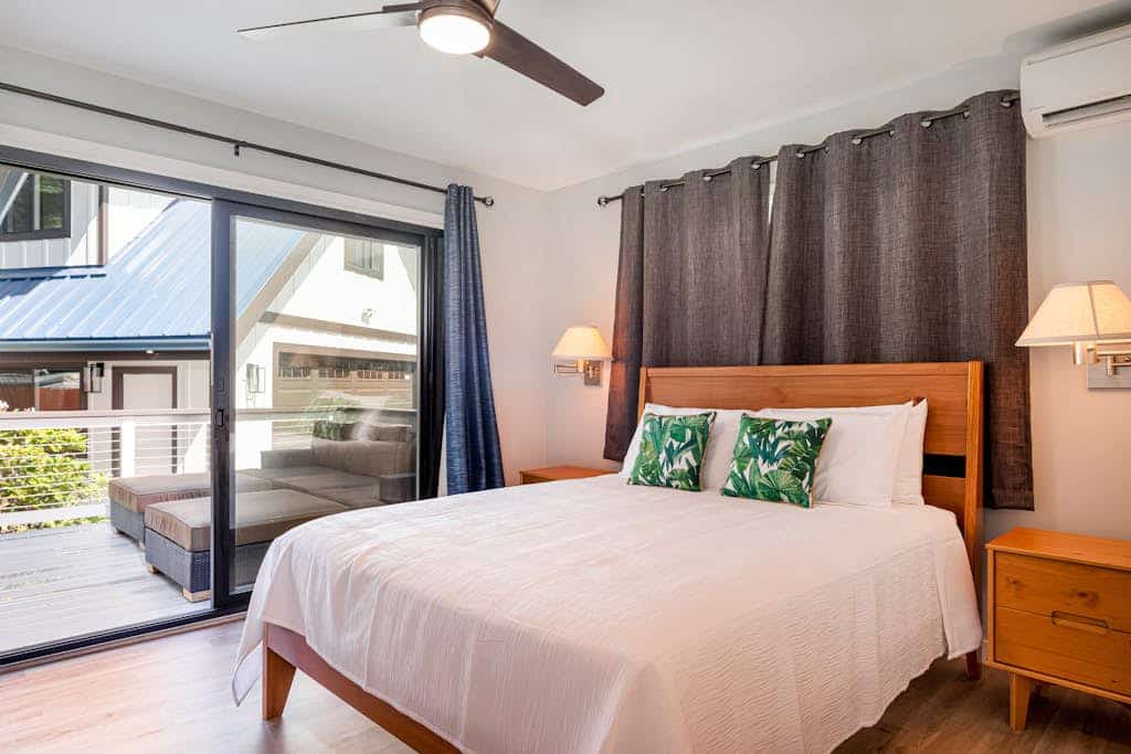 Modern bungalow with lanai, grill & outdoor shower - steps to Keauhou Bay