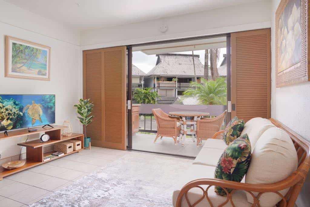 Gorgeous condo with water view, pool, private lanai & full kitchen