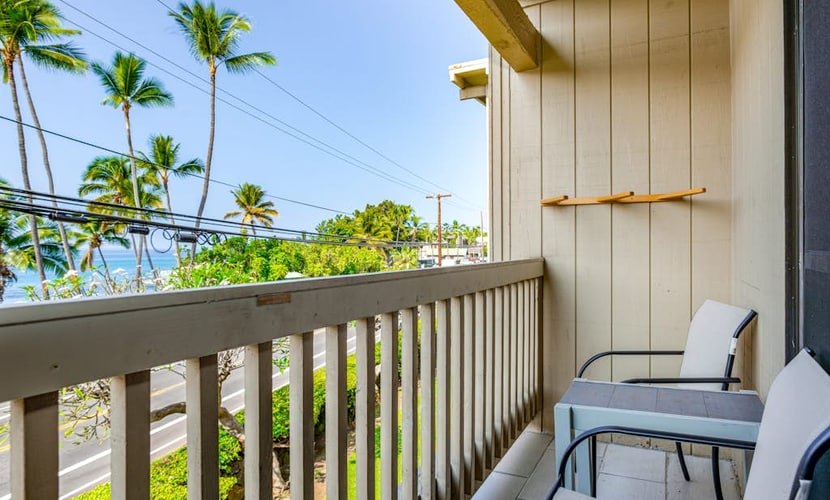 Ocean-view studio with lanai, pool & hot tub - steps to Banyans Beach & trolley