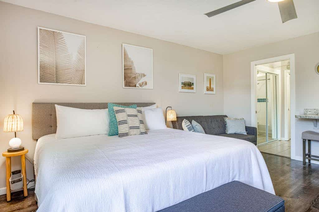 Ocean-view studio with lanai, pool & hot tub - steps to Banyans Beach & trolley