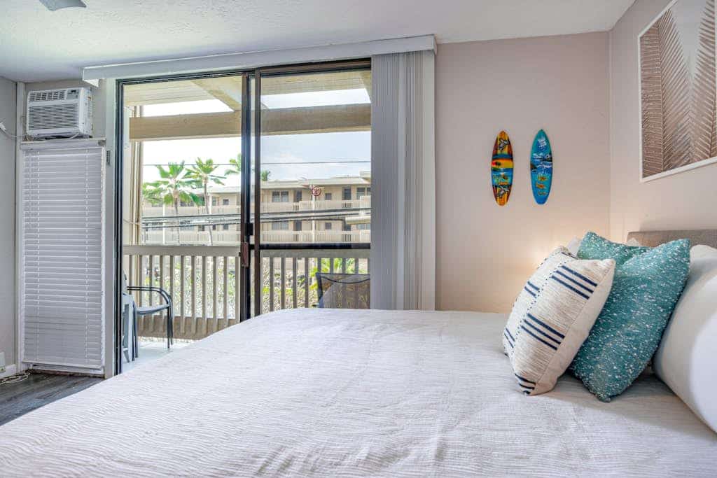Ocean-view studio with lanai, pool & hot tub - steps to Banyans Beach & trolley