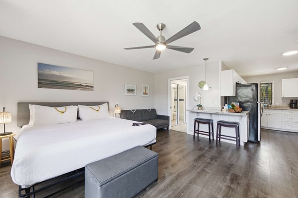 Ocean-view studio with lanai, pool & hot tub - steps to Banyans Beach & trolley