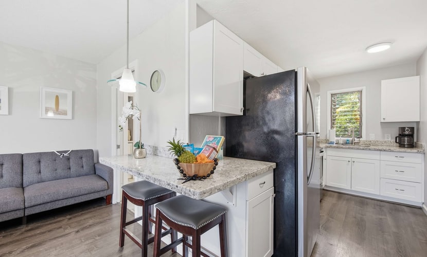Ocean-view studio with lanai, pool & hot tub - steps to Banyans Beach & trolley