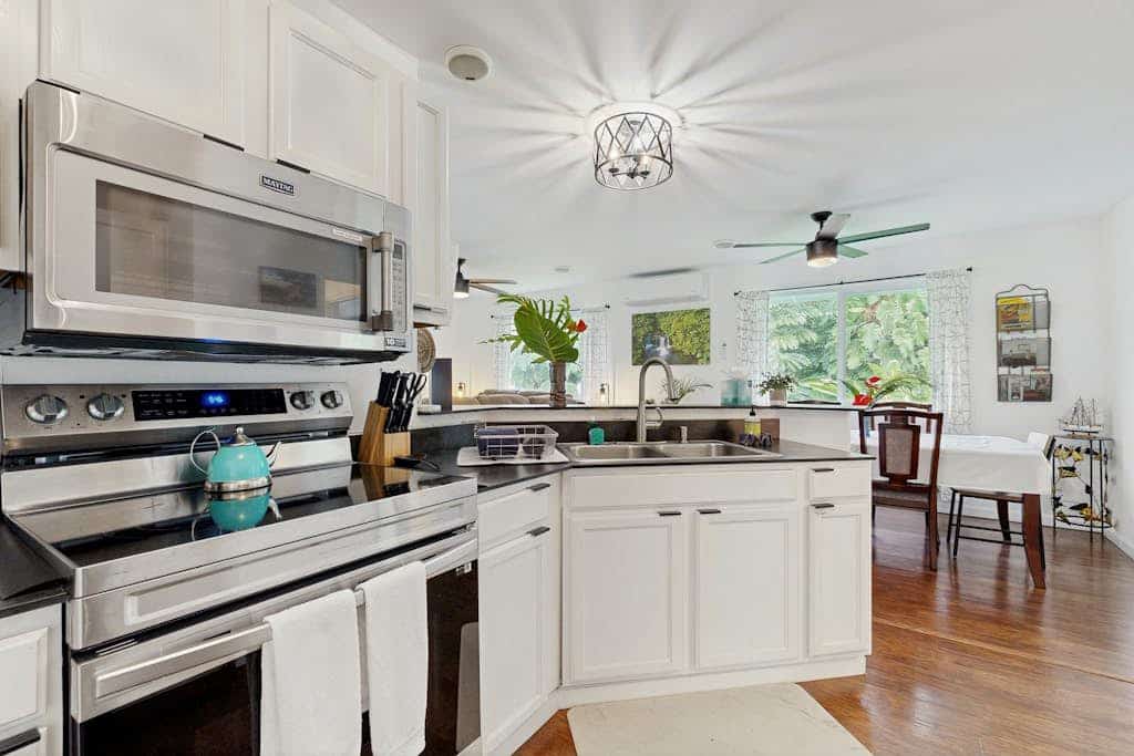 Dog-friendly home near the ocean with lanai, washer/dryer, desk and Free Wifi