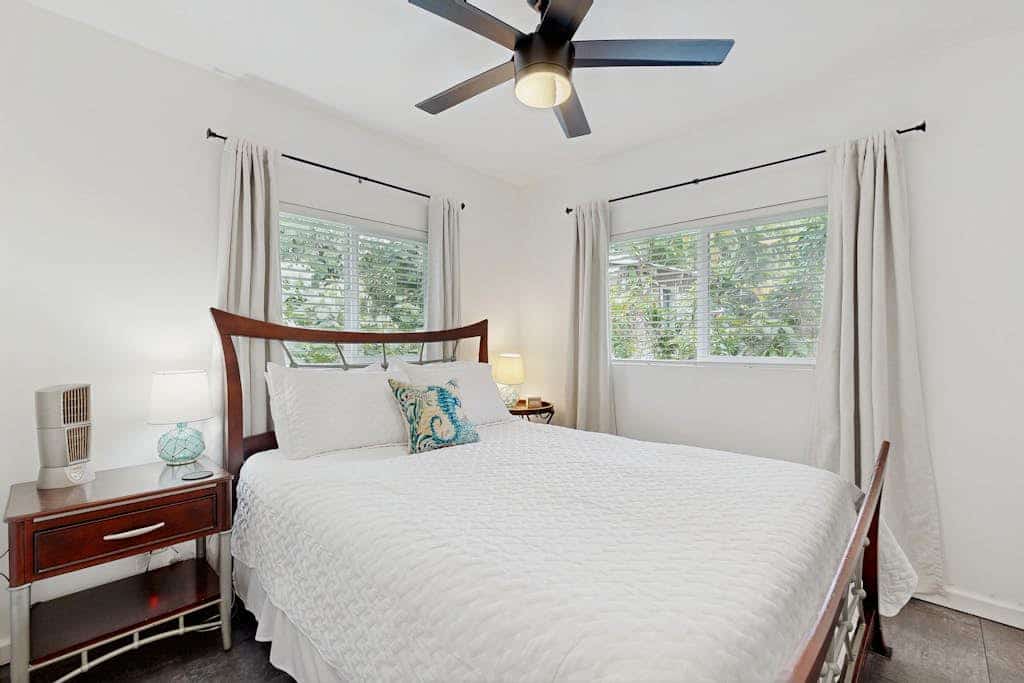 Dog-friendly home near the ocean with lanai, washer/dryer, desk and Free Wifi
