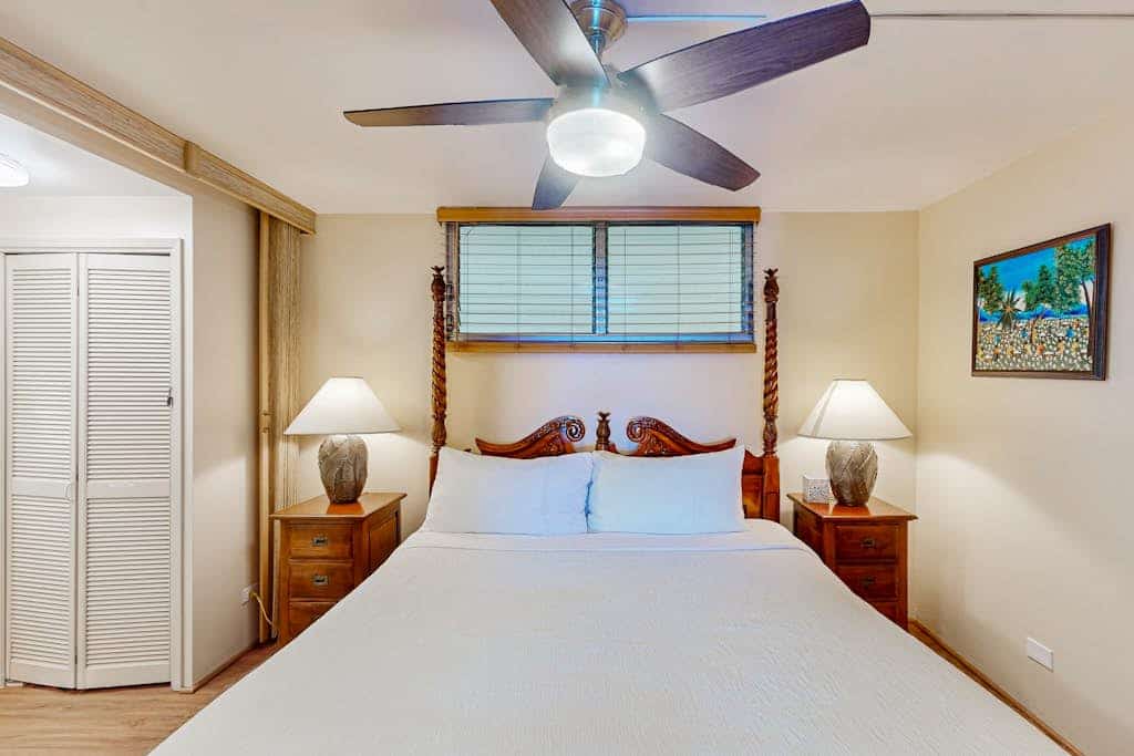 Snowbird-friendly condo with ocean view, pool, washer/dryer, lanai, & grill