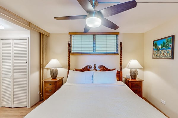 Snowbird-friendly condo with ocean view, pool, washer/dryer, lanai, & grill
