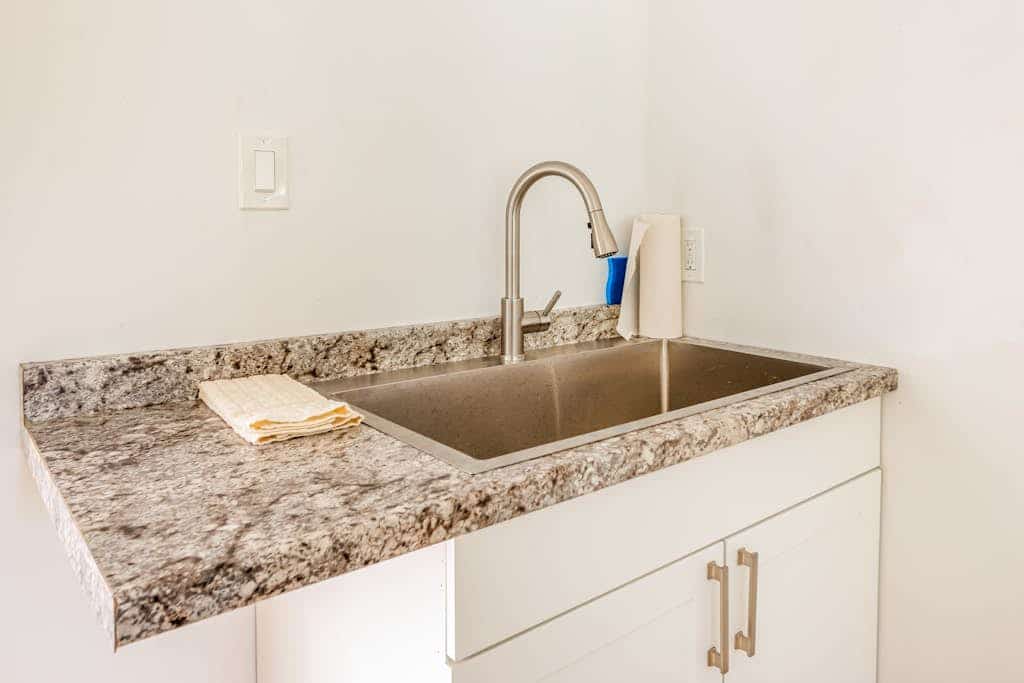 Dog-friendly studio escape near the beach & town with fast WiFi & kitchenette