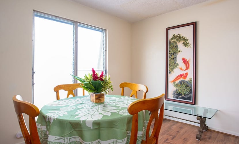 3rd-floor downtown Hilo condo with great location near the bay, W/D, cable, & AC
