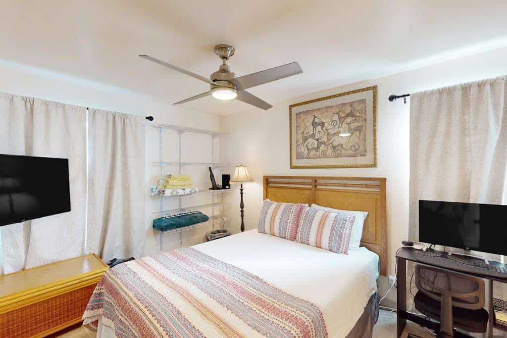 Golf course adjacent condo with heated pool, hot tub, fitness room, tennis