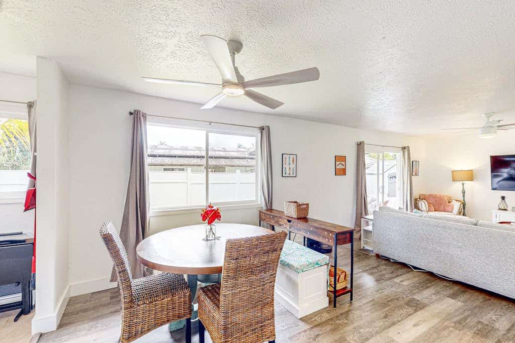Relaxing dog-friendly home near beaches, private W/D and shared pool