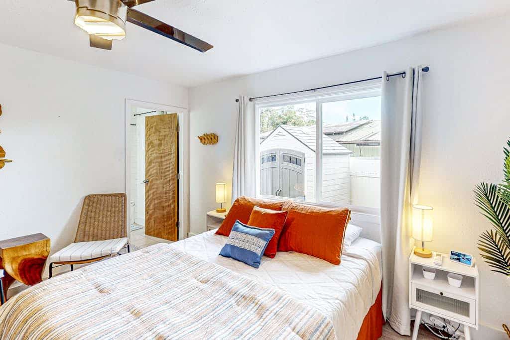 Relaxing dog-friendly home near beaches, private W/D and shared pool