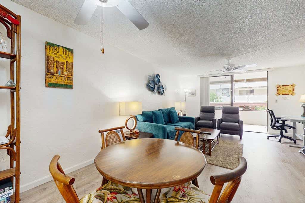 First-floor condo across from Magic Sands with balcony, pool & sauna