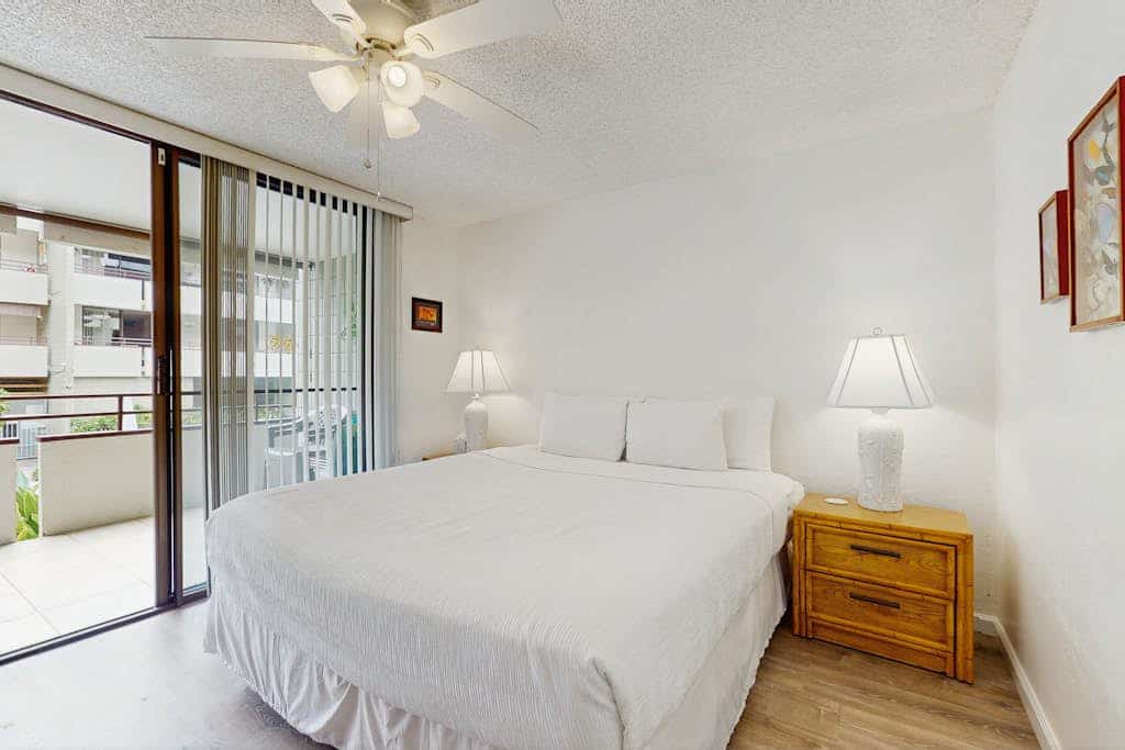 First-floor condo across from Magic Sands with balcony, pool & sauna