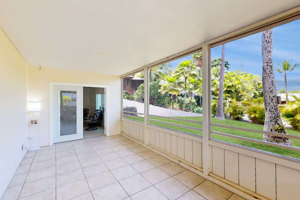 Comfortable getaway with shared pool & screened lanai - conveniently located