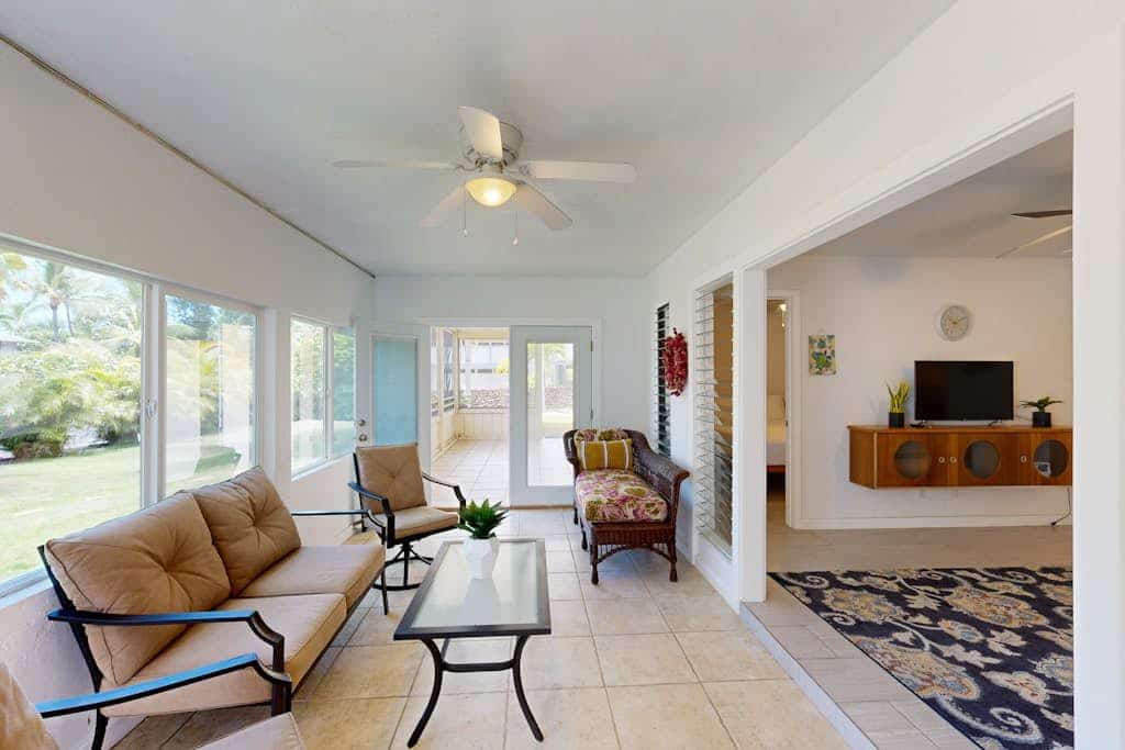 Comfortable getaway with shared pool & screened lanai - conveniently located
