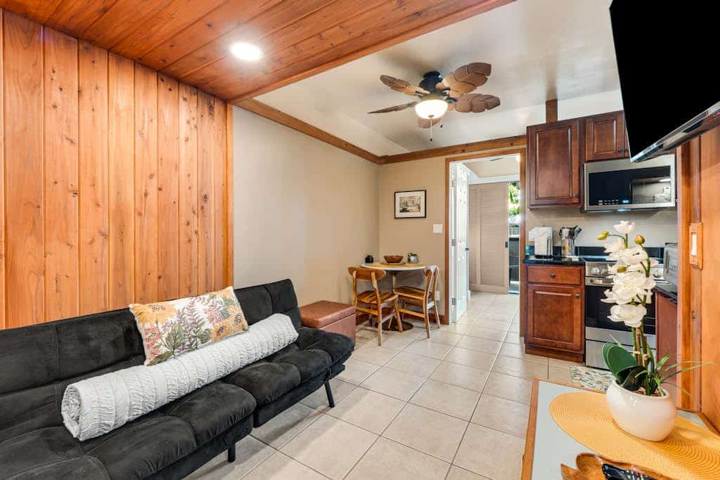 Remodeled condo in the heart of Hilo with pool, lanai & walkable location