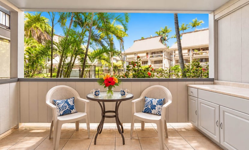 Remodeled condo in the heart of Hilo with pool, lanai & walkable location