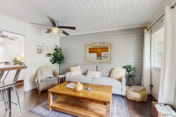 Charming condo with oceanfront pool, shared grill, A/C and beach access nearby