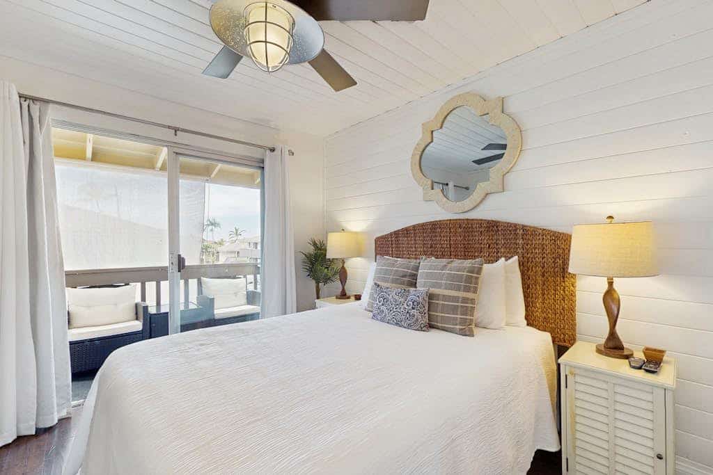 Charming condo with oceanfront pool, shared grill, A/C and beach access nearby