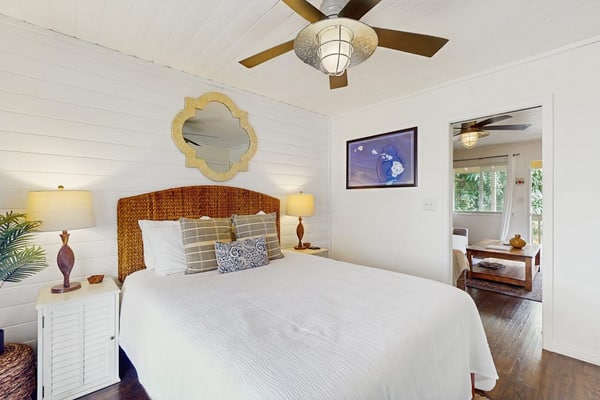 Charming condo with oceanfront pool, shared grill, A/C and beach access nearby