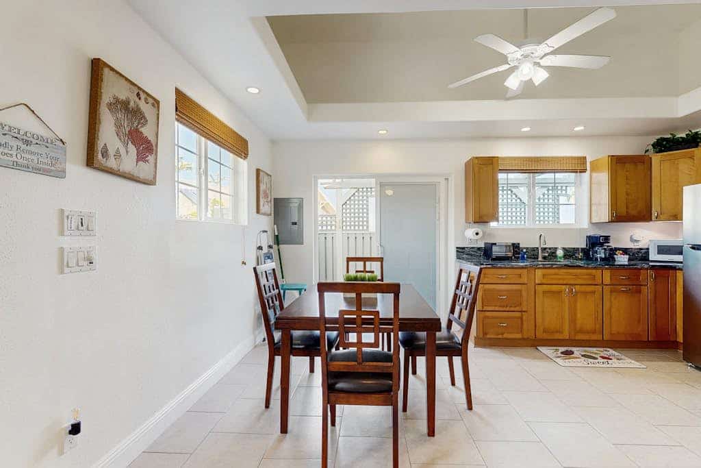 Cozy apartment on botanical estate near the ocean with WIFI & Smart TV