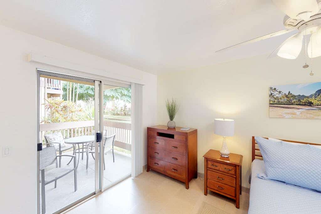 Cozy studio with a furnished lanai, shared pool, hot tub, & BBQs