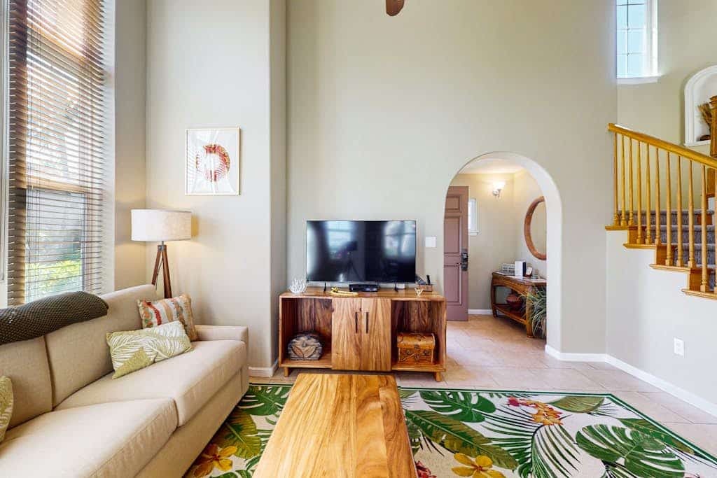 Spacious condo with lanai & balcony, located near tennis courts, pools & beach