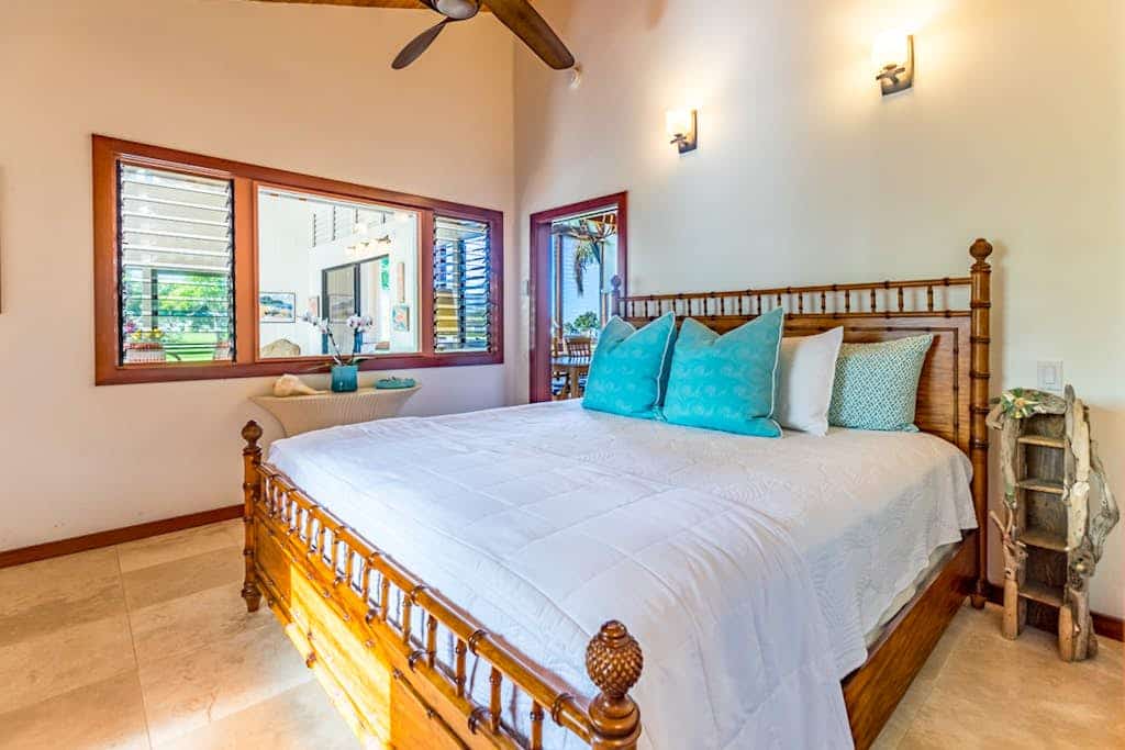 Ideal Makai Golf Course location, 2 primary suites plus loft, ocean view & AC
