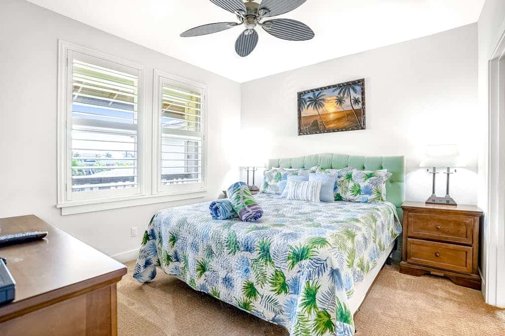 Golf-course-adjacent condo with ocean & garden views, fast WiFi, pool, & hot tub