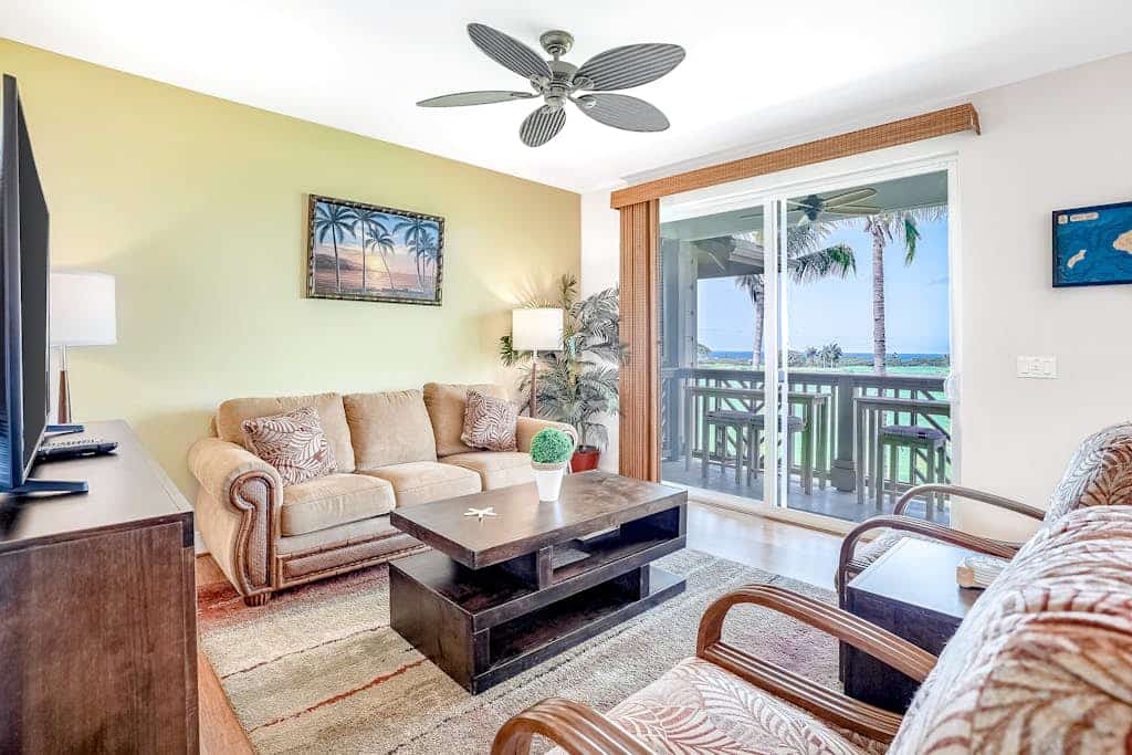 Golf-course-adjacent condo with ocean & garden views, fast WiFi, pool, & hot tub
