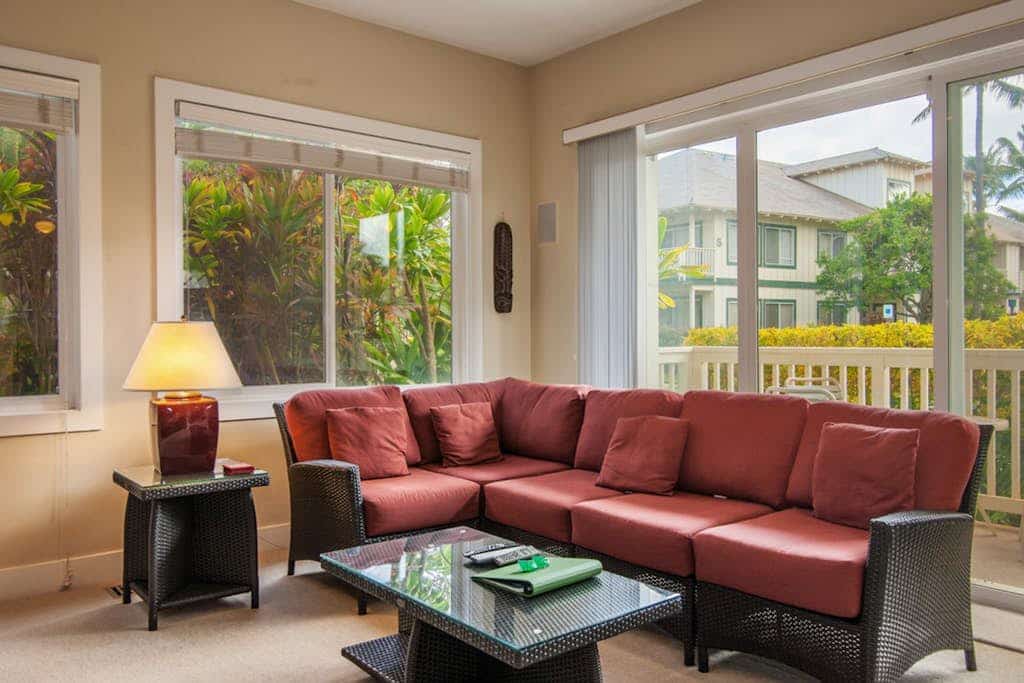 Ground-Floor Air Conditioned Condo Near Beaches w/Free WiFi, Shared Pool/Hot Tub