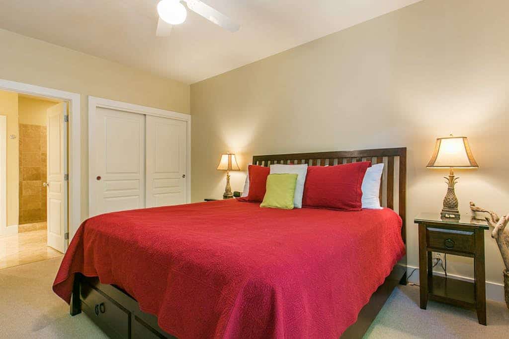Ground-Floor Air Conditioned Condo Near Beaches w/Free WiFi, Shared Pool/Hot Tub