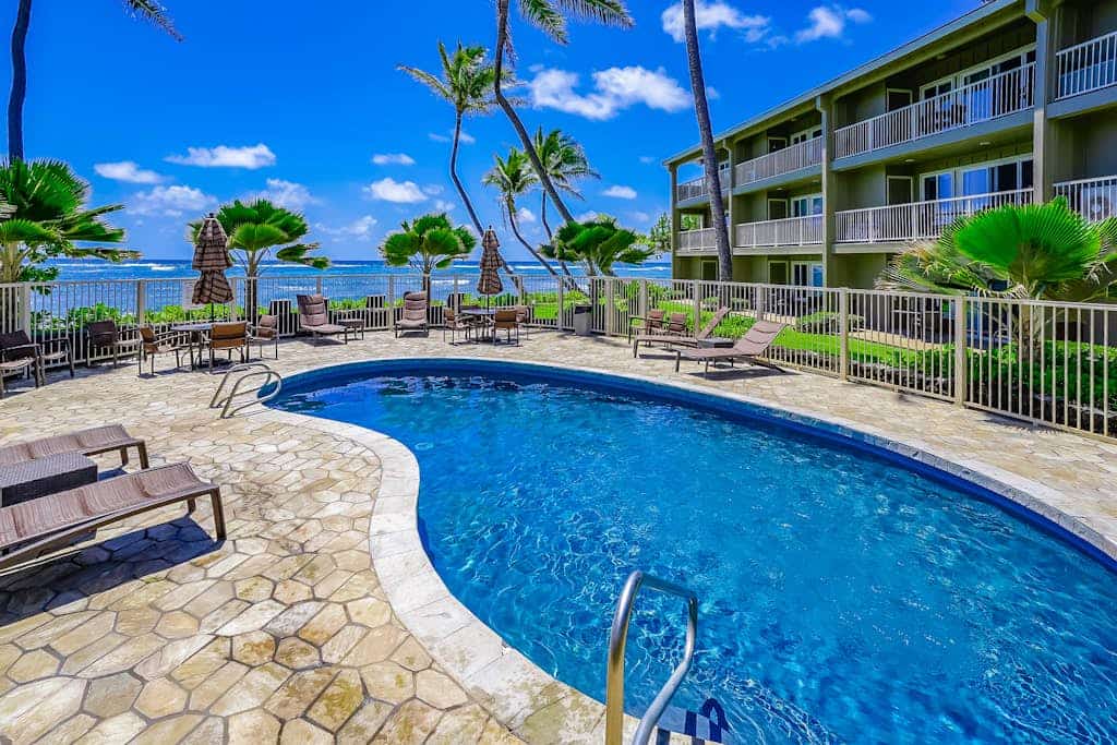 Charming 1 bedroom condo w/ pool, A/C and beach access, nearby coastal trails