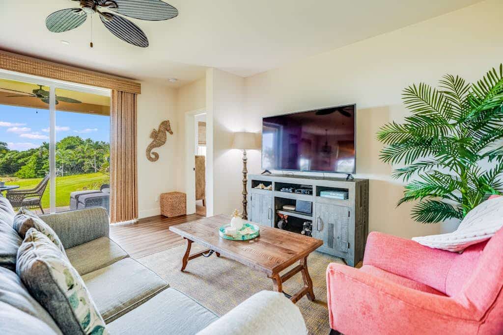 Ground-floor condo on golf course with pools & hot tub