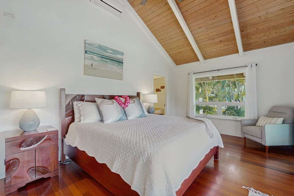 Newly furnished house w/ mountain & waterfall views, balcony, grill, A/C & washer/dryer
