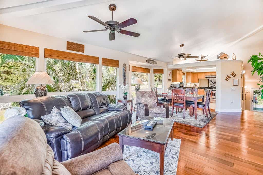 Spacious Townhouse w/ Shared Pool & Hot Tub, Private Washer/Dryer, & Mtn. Views