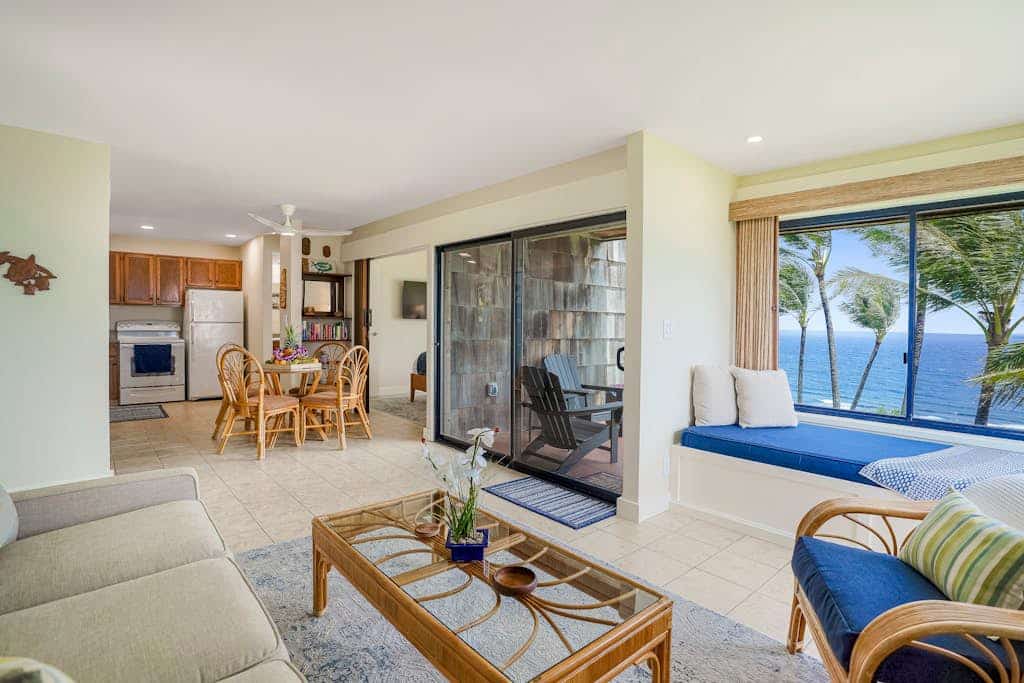 Charming condo with amazing ocean vistas, full kitchen, W/D & sunrise-view lanai