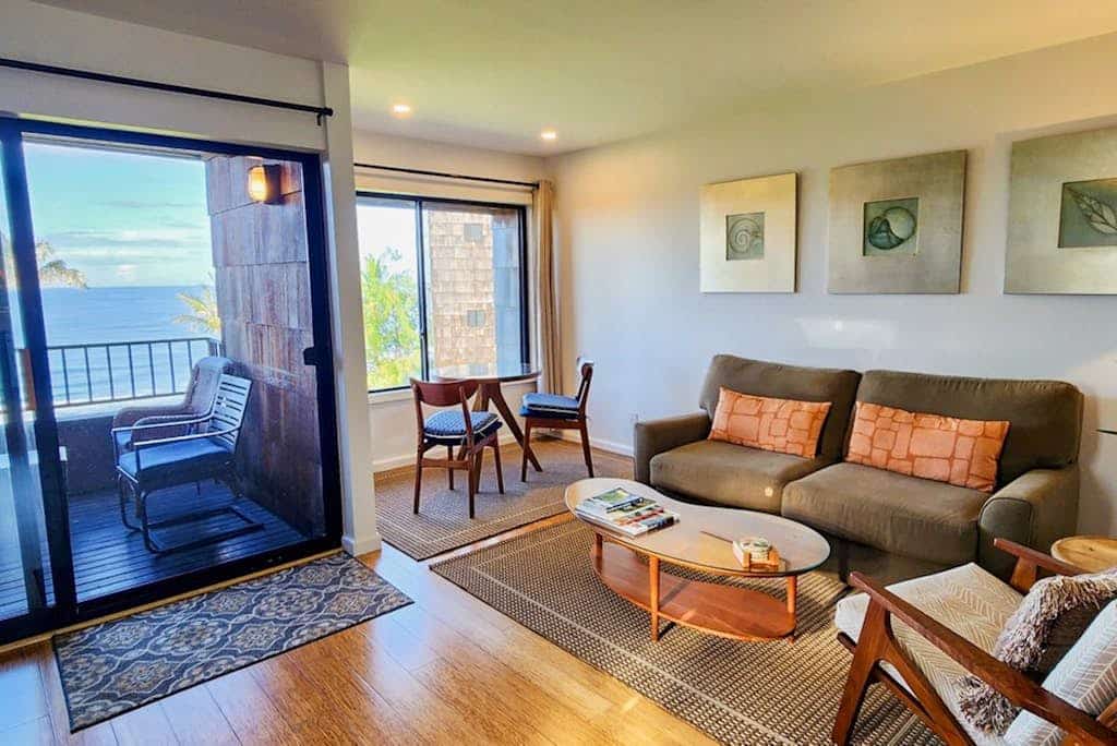 Cozy suite with lovely ocean views, washer/dryer & furnished lanai - near dining