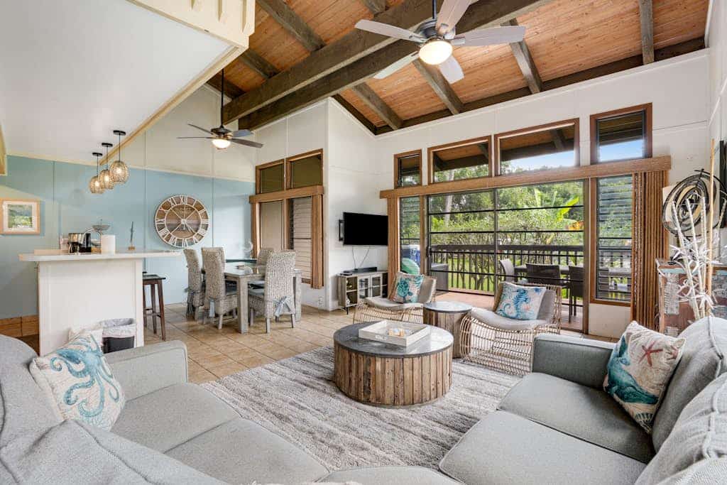 Spacious tropical getaway w/private lanai and W/D, outdoor pool - near the ocean