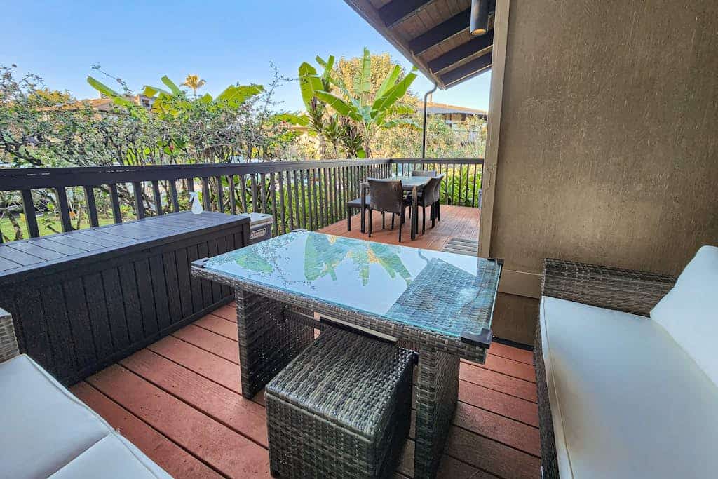 Spacious tropical getaway w/private lanai and W/D, outdoor pool - near the ocean