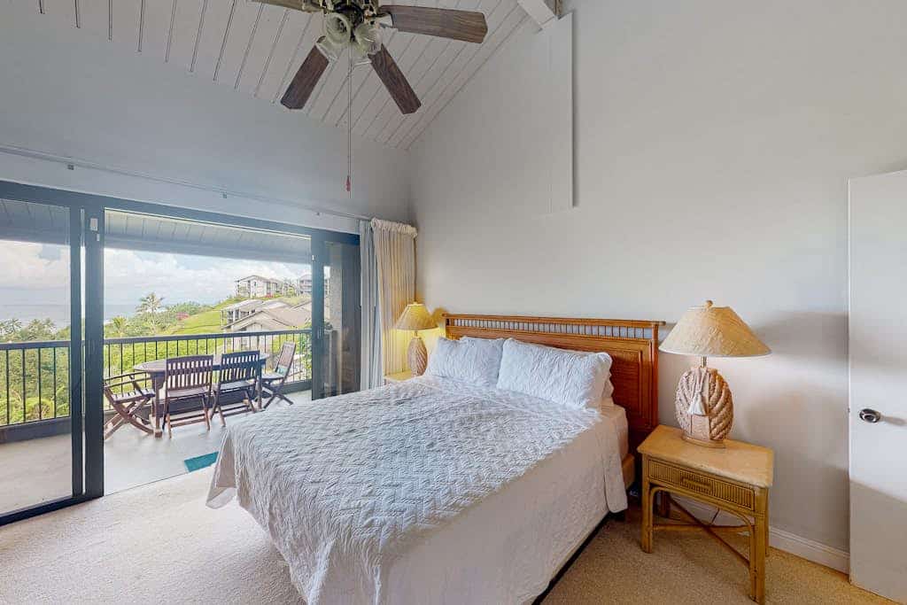 Two-level condo with ocean/Bali Hai views, 2 lanais, AC, pools & tennis courts